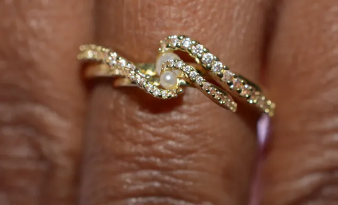 Bague réglable ornée d'une perle incrustée de zirconium plaquage or fin, Saint-Denis, ReuniVente.re